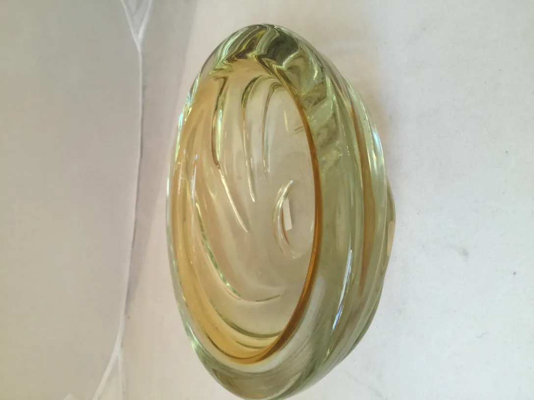antica ciotola decorativa in vetro di murano con design ondulato e tono dorato