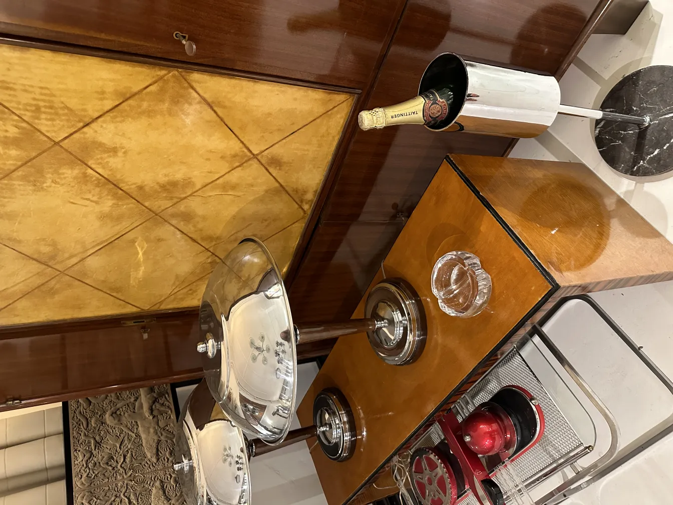 Cristal de Murano antiguo con acabados elegantes y detalles únicos en un entorno de antigüedades.