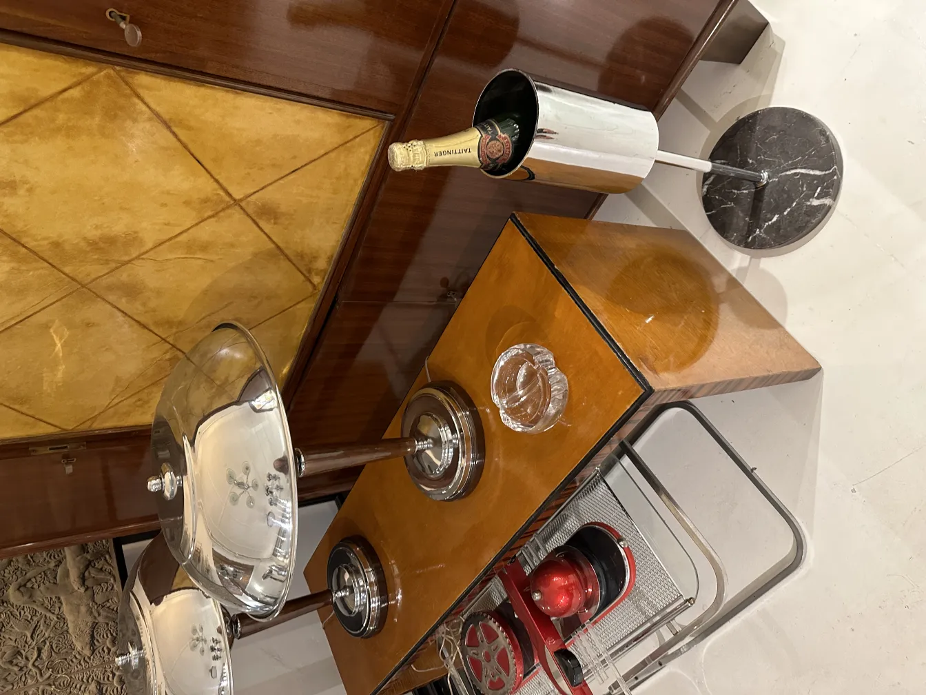 古典ムラーノガラス、エレガントで装飾的、淡い色合い。