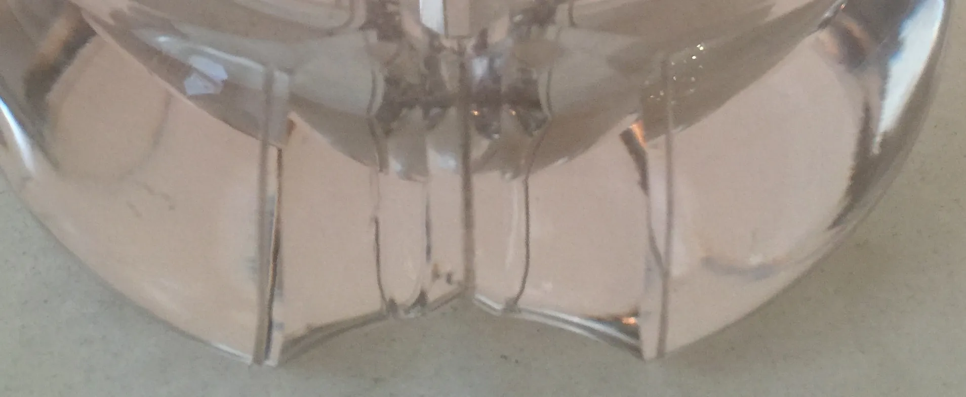 detalhe de um antigo cristal de murano com formas delicadas e elegantes