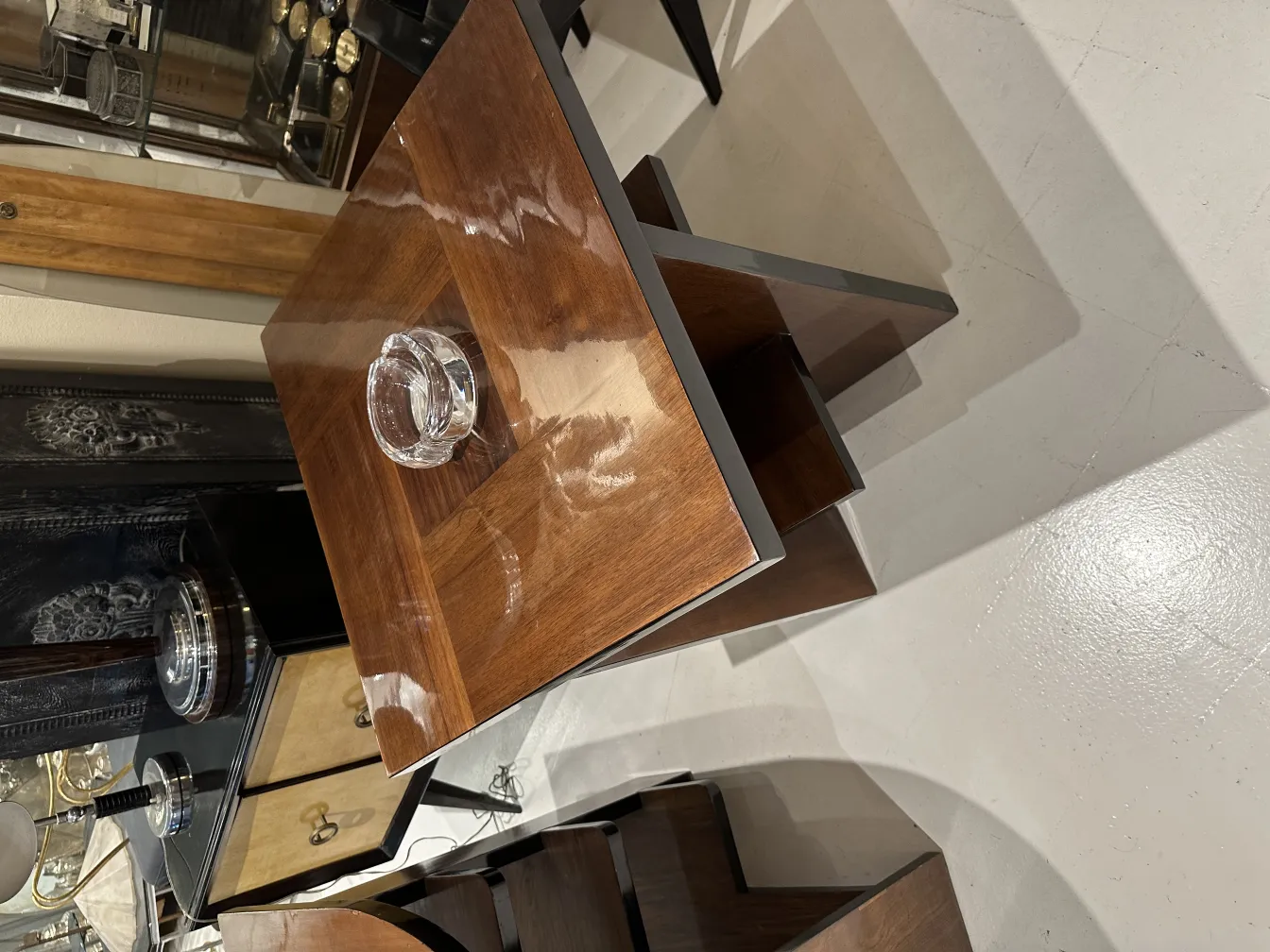 cristal de murano antiguo sobre mesa de madera elegante