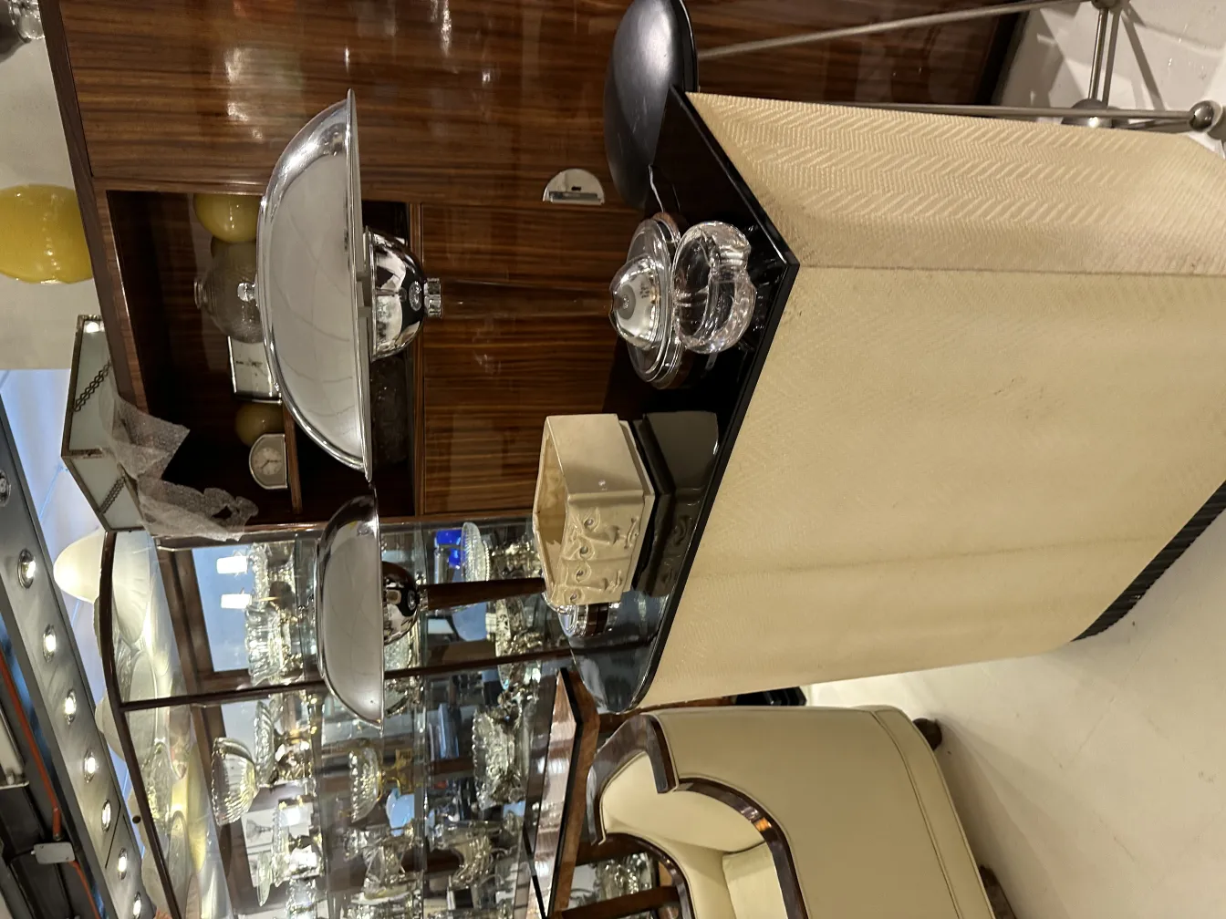 دمج زجاج مورانو في بيئة أنيقة مع عناصر زخرفية مثل المصابيح والأثاث الخشبي