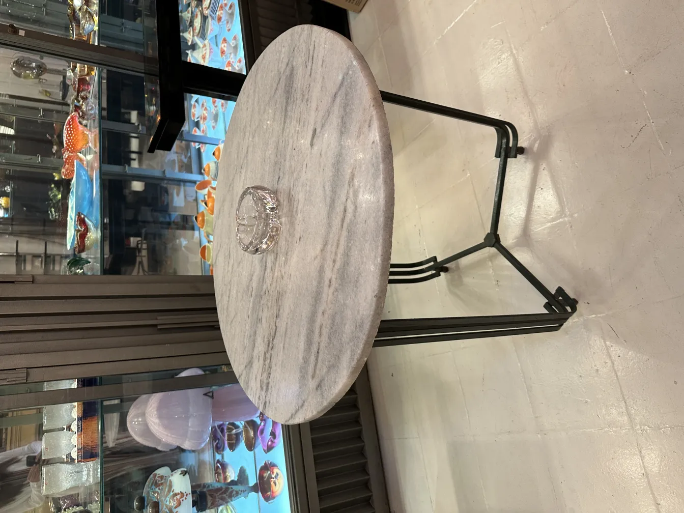 Mesita con cristal de Murano y ambiente decorativo