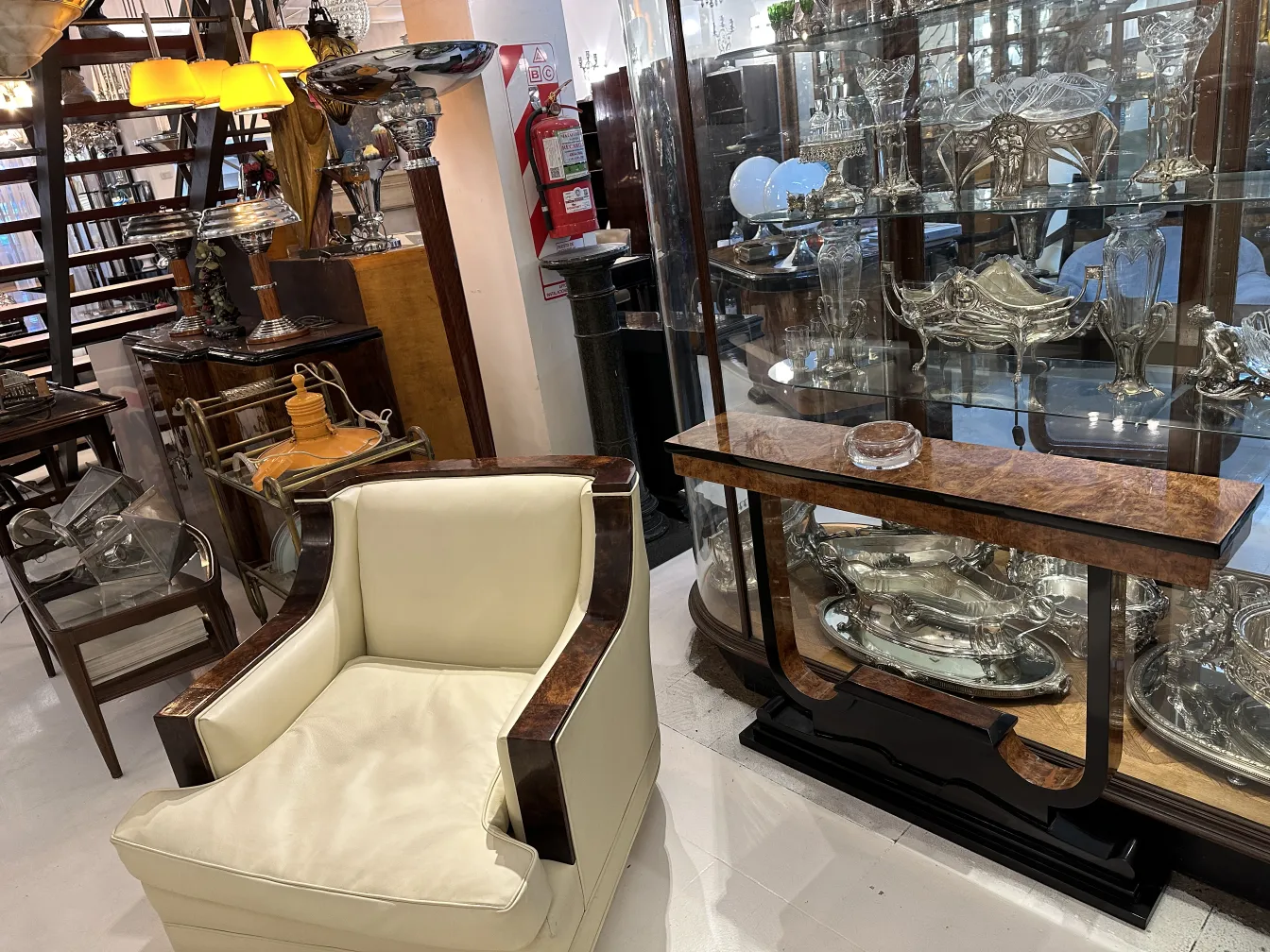 vitrine mit antikem murano-glas und lampen