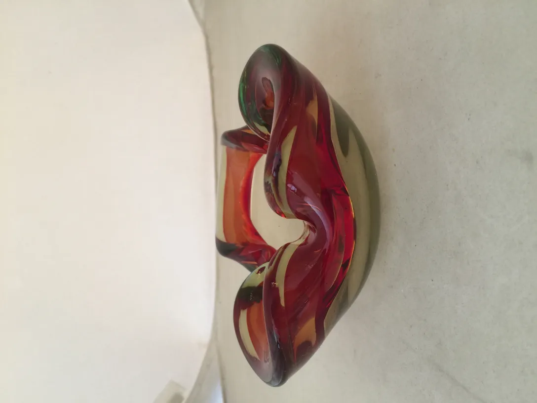 peça decorativa de cristal de murano com cores arredondadas e onduladas