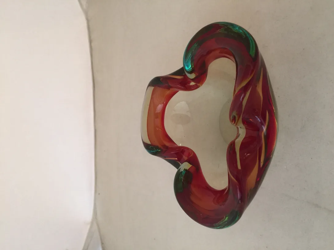 cristal de murano en tonos rojo y verde con forma elegante