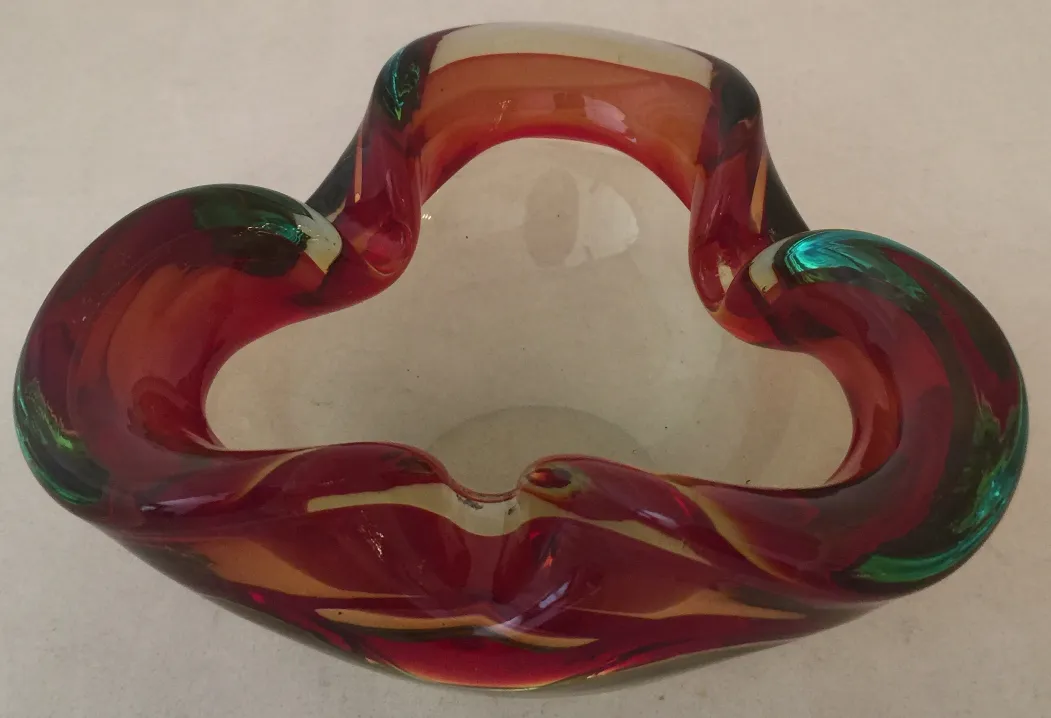 cristal de murano coloré avec des formes ondulées et des teintes vibrantes, cadre décoratif
