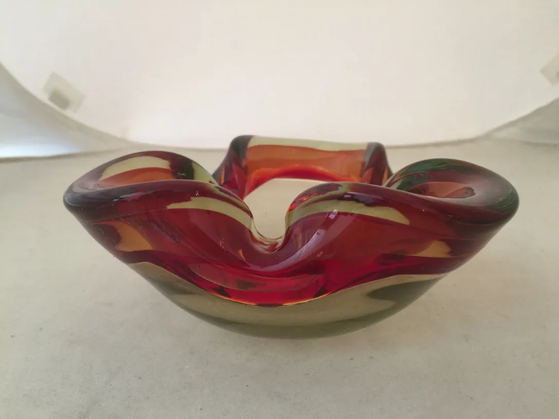 antigo cristal de murano com cores vibrantes e formas únicas