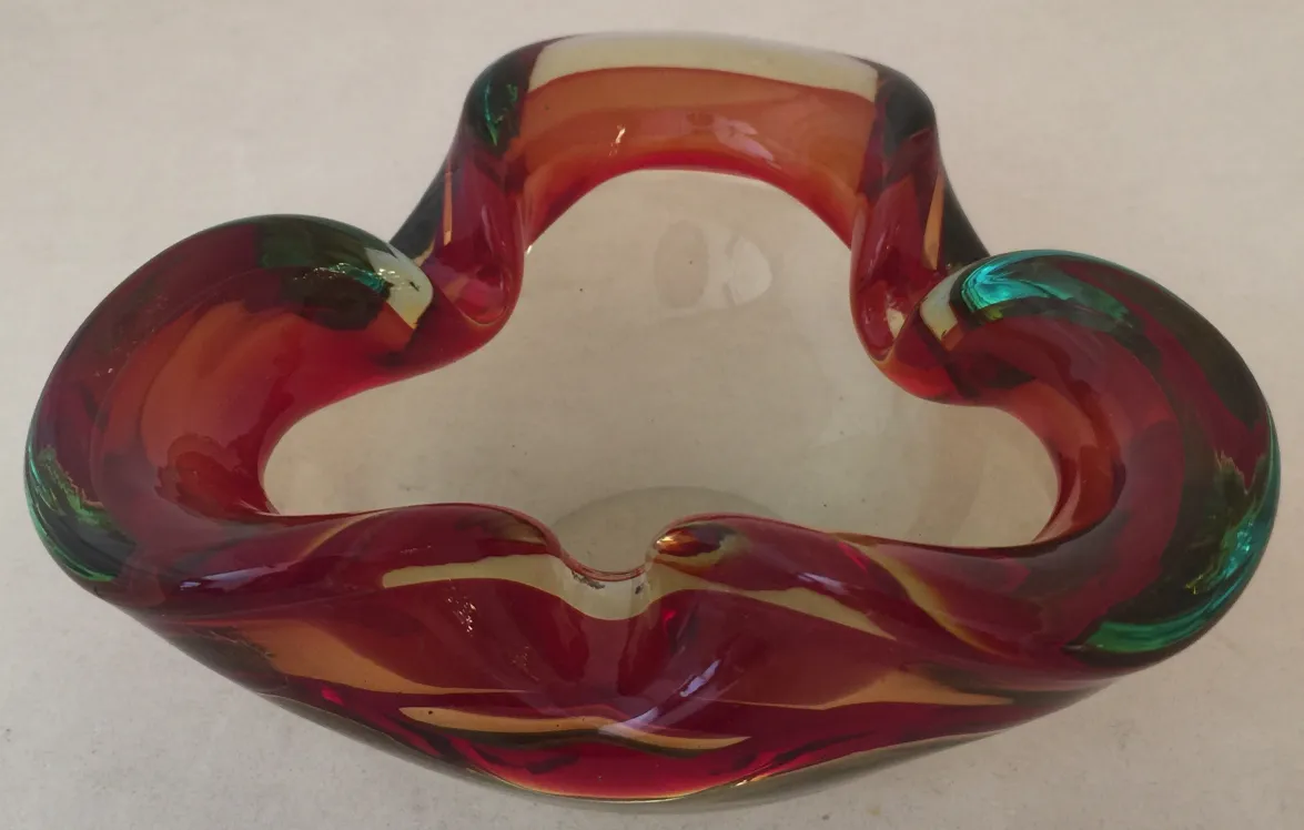 antike murano-glas schüssel in lebhaften farben