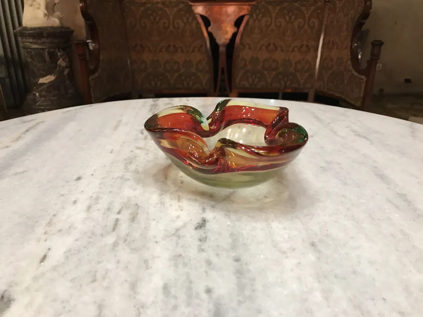 ancien cristal de murano aux teintes rouges et vertes sur une table