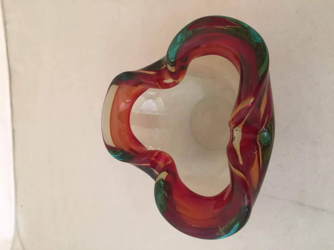 Pièce antique en cristal de Murano avec des couleurs vives et des formes ondulées