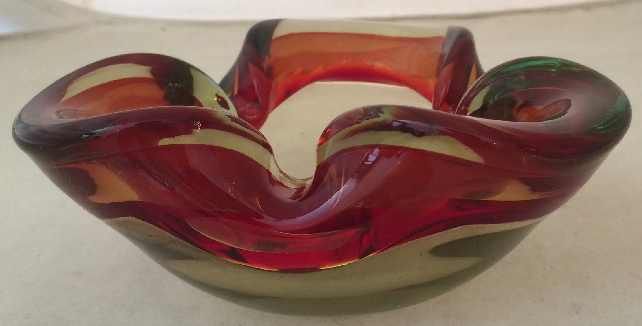 beau cristal de murano en forme ondulée avec des couleurs rouge et verte