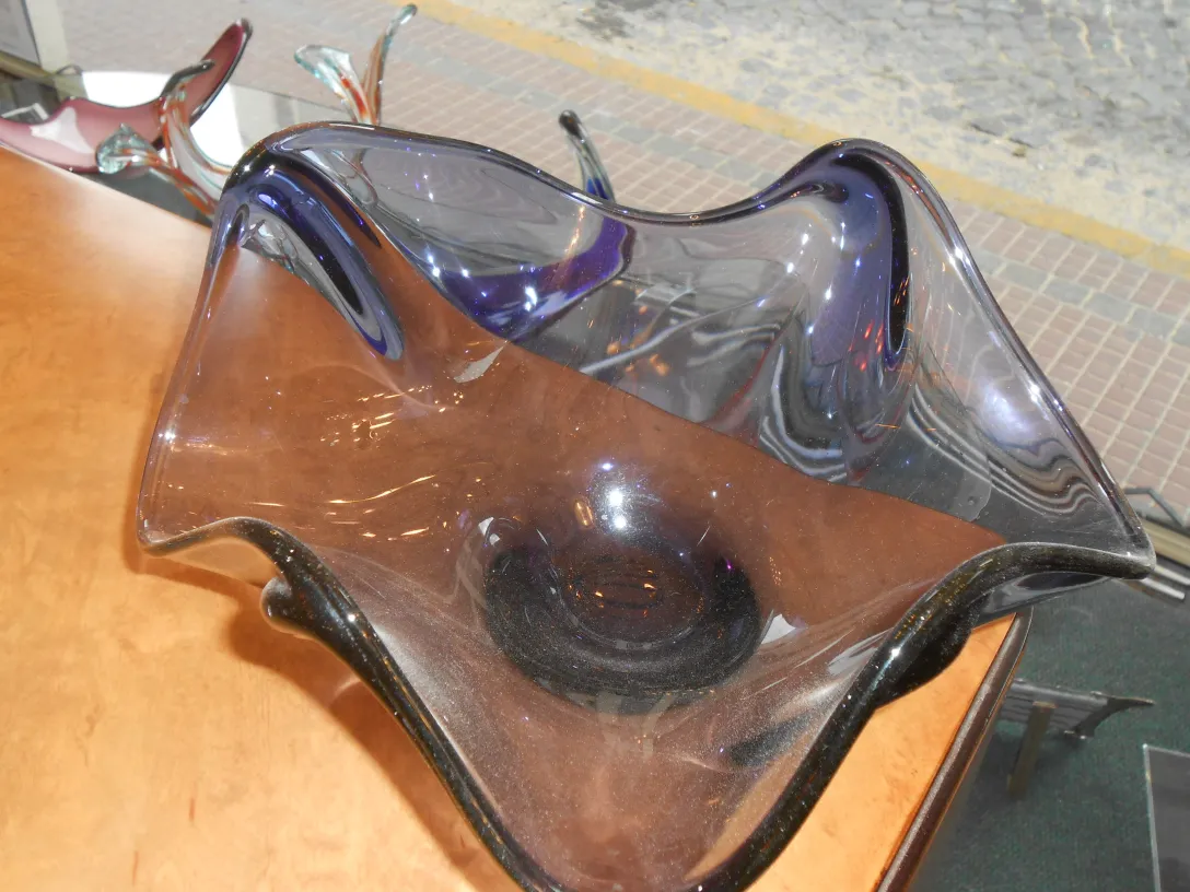 Antikes Murano-Glas mit gewellten Formen und subtilen Farben