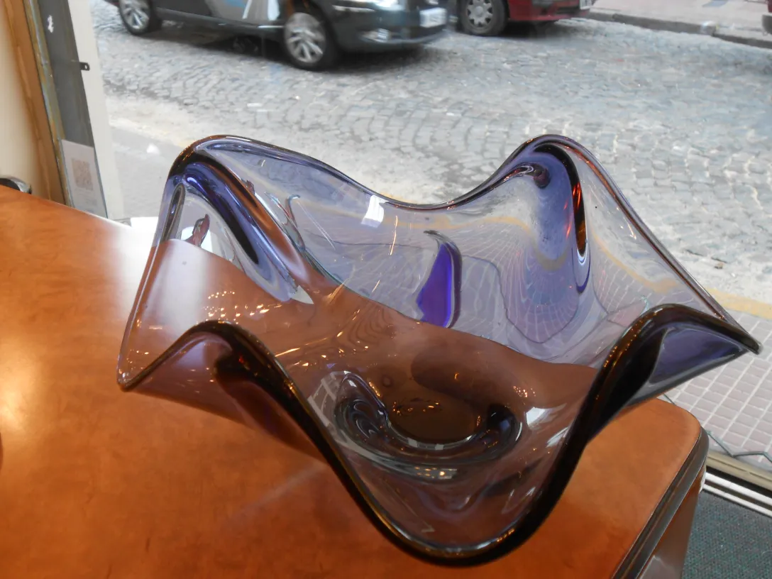 wellenförmige murano-glas-schale in lila-tönen