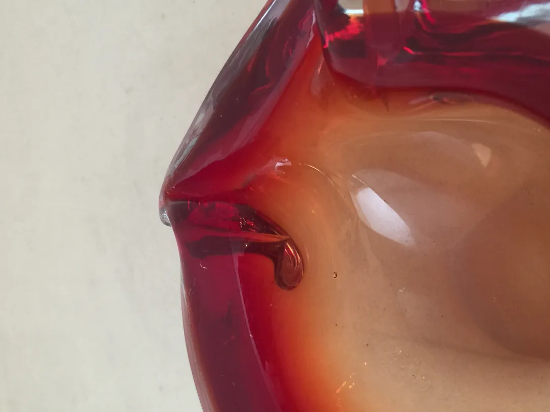 antiga peça decorativa de cristal de murano em vermelho com detalhes suaves