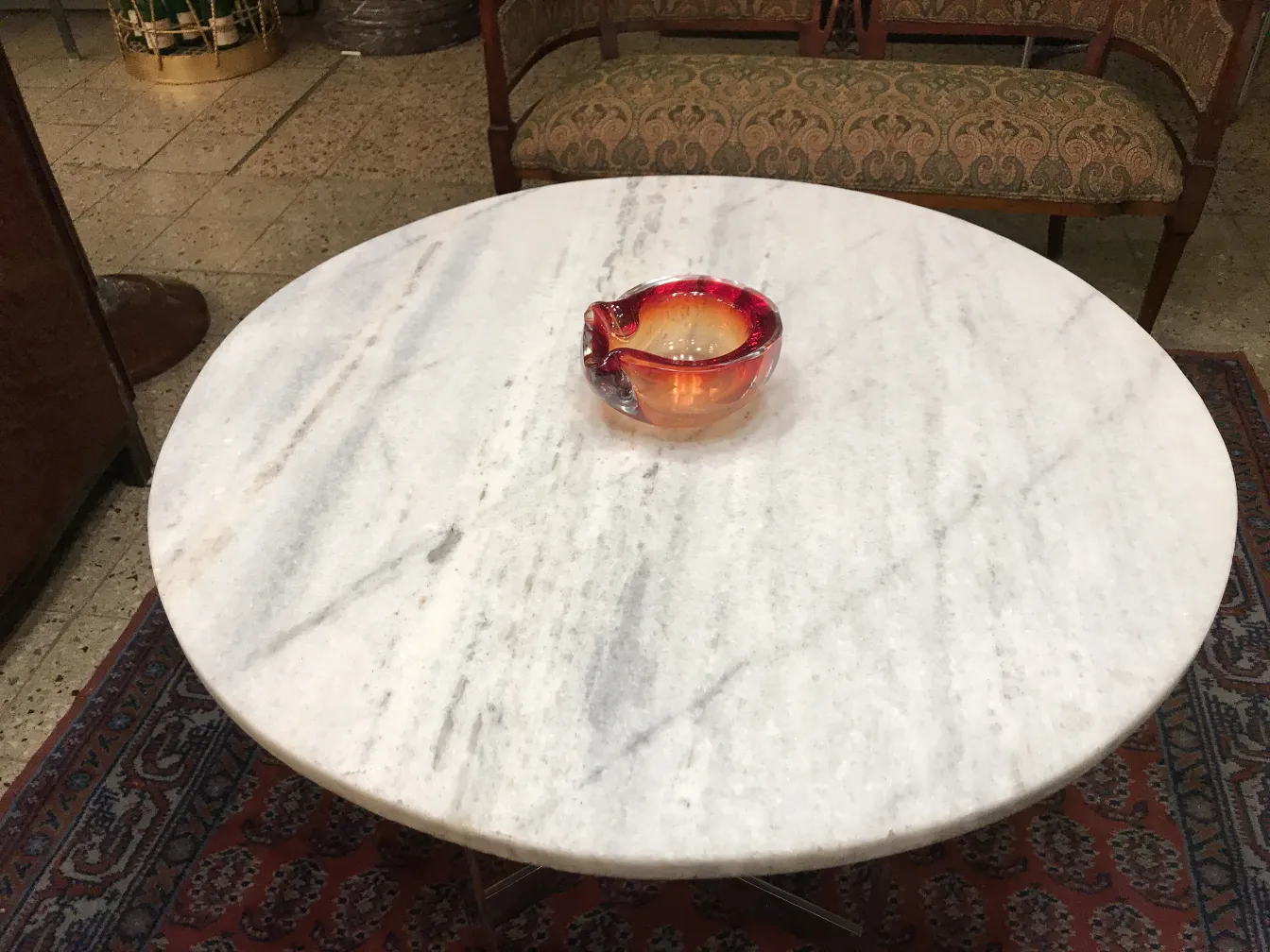 bol en cristal de murano avec des tons orange et rouge sur une table