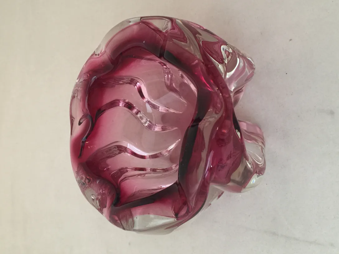 Pink Murano glass with wavy design and elegance