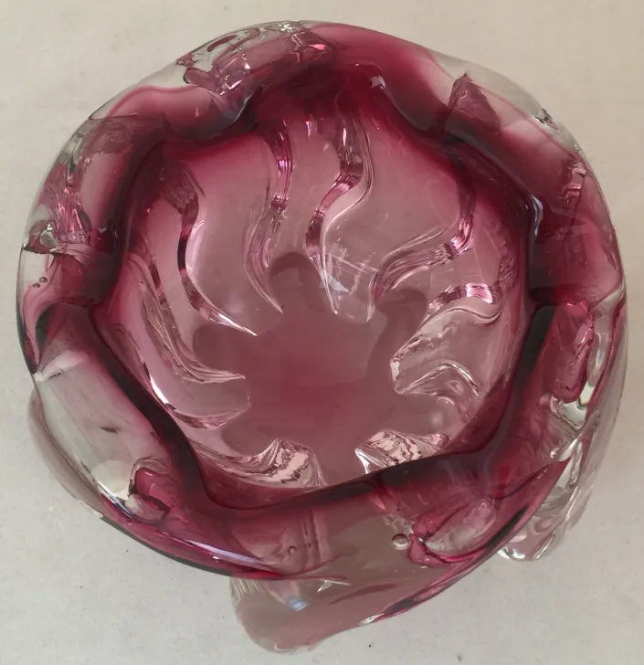 dekorativer murano-glas in rosa mit fließenden Formen