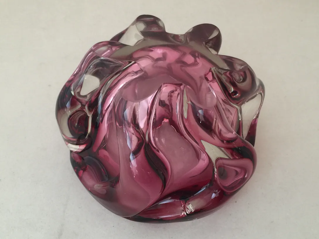 Antikes Murano-Glas in gewellter lila Form