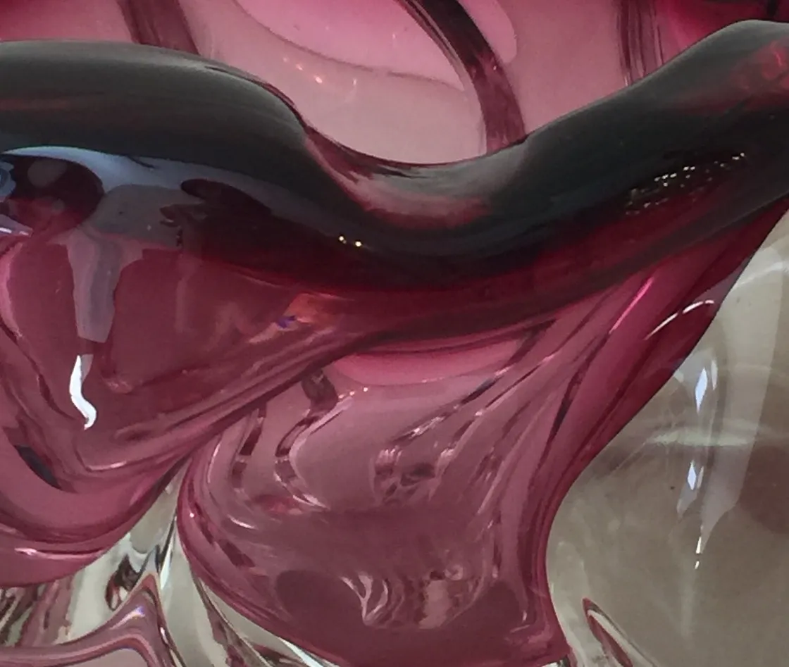 murano glas design in rosa und schwarz, sanfte formen