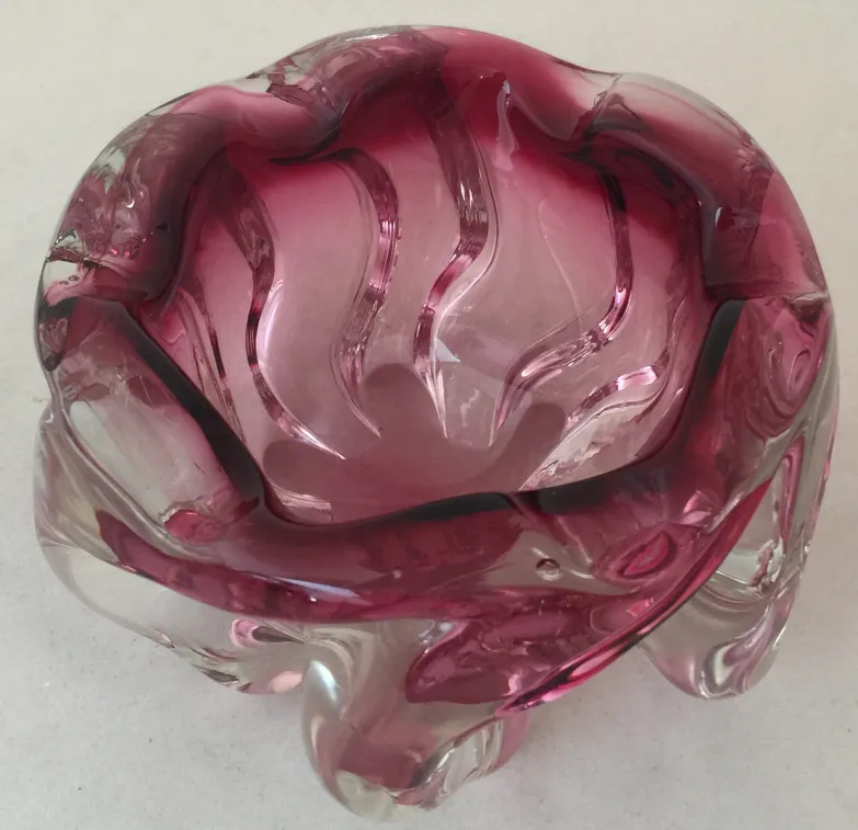 pezzo decorativo in vetro di murano dai toni rosa