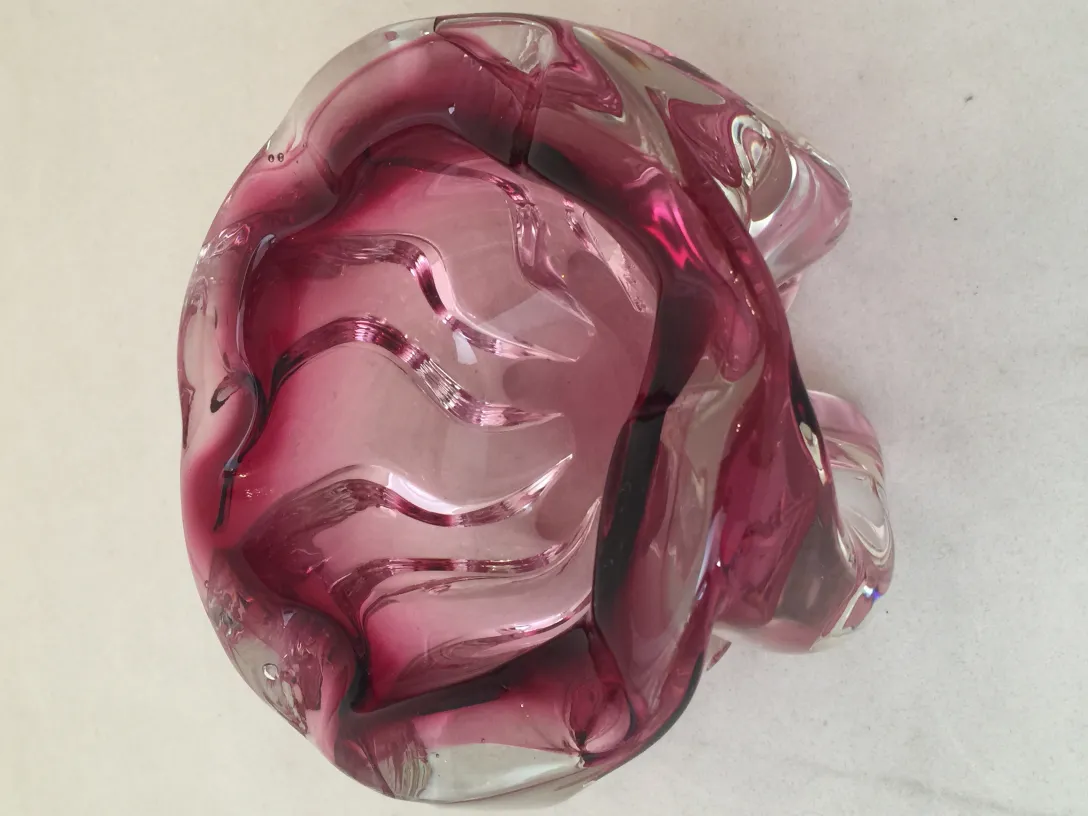 antikes murano-glas mit gewelltem design in rosa