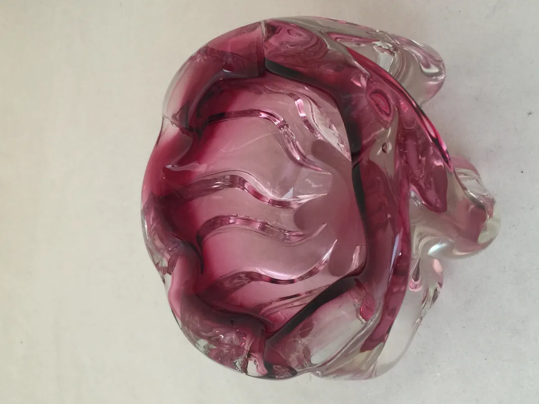 Scultura in vetro di Murano con tonalità rosa e forme ondulate, stile elegante.