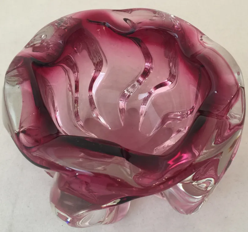 Cristal de Murano antigo decorativo em tons de rosa com formas onduladas