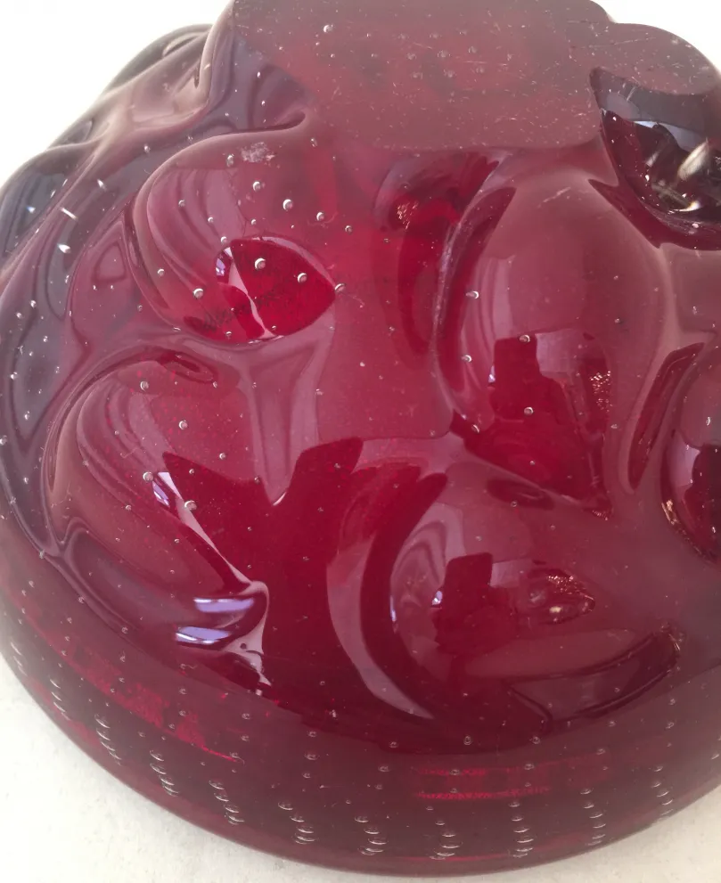 Antikes Murano-Glas, rote Farbe, mit dekorativen Bläschen