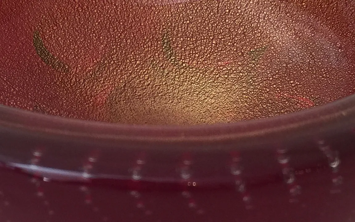 detalhe de um antigo cristal de murano com cores vibrantes e textura