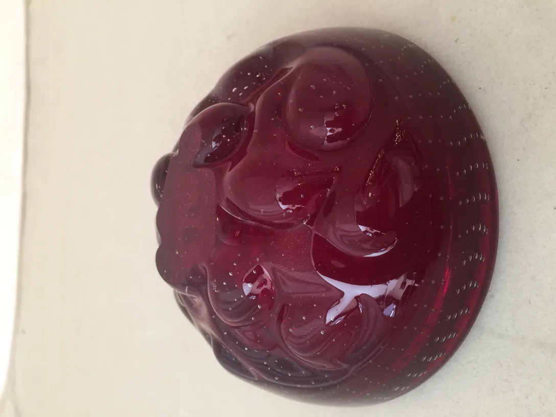 cristallo di murano rosso decorativo con dettagli intricati