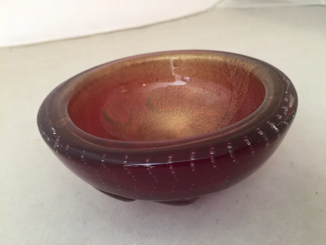 rote murano-glas schüssel mit glänzendem finish