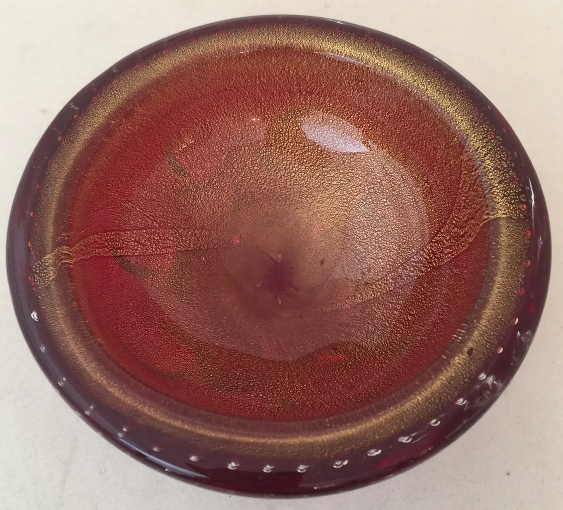 pieza de cristal de murano rojo, con tonos dorados y efecto texturizado