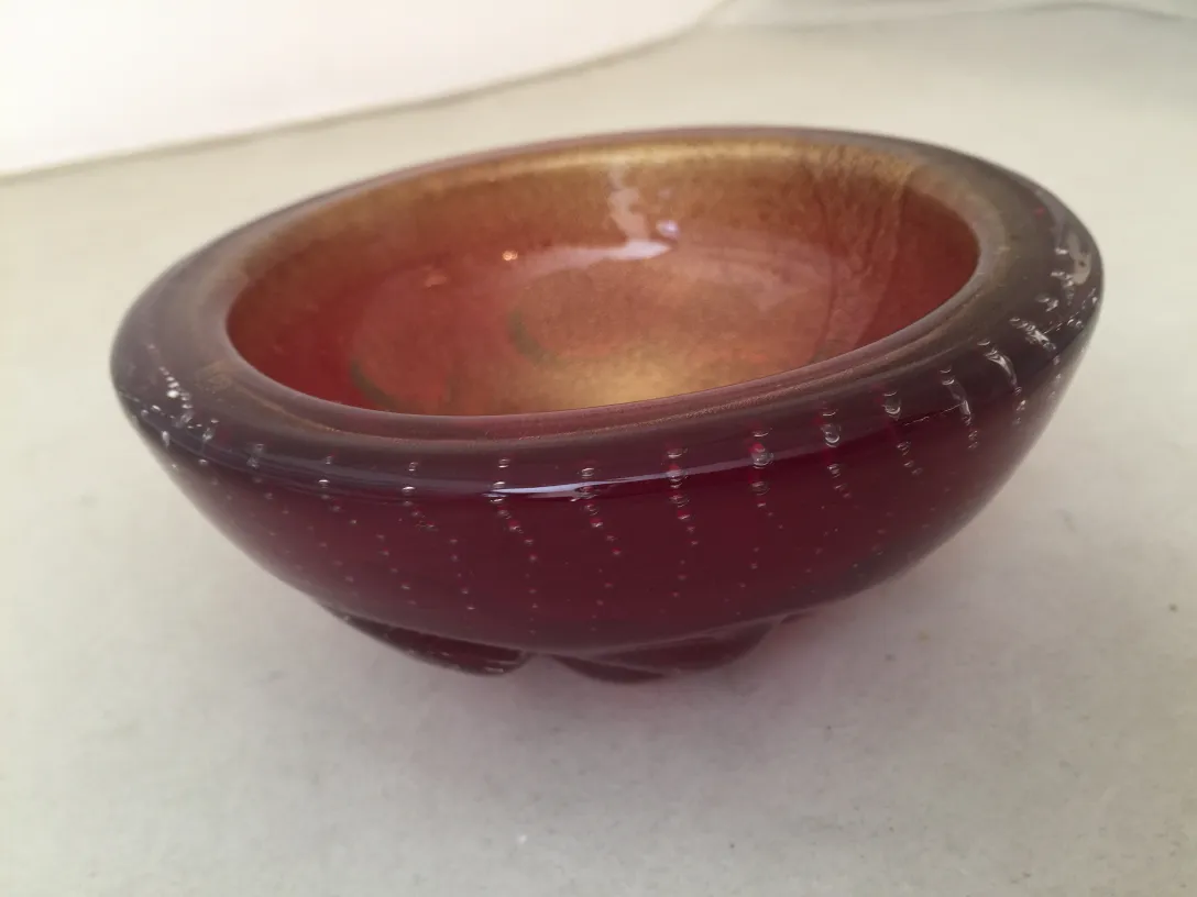 ciotola in vetro di murano rossa e dorata con design distintivo