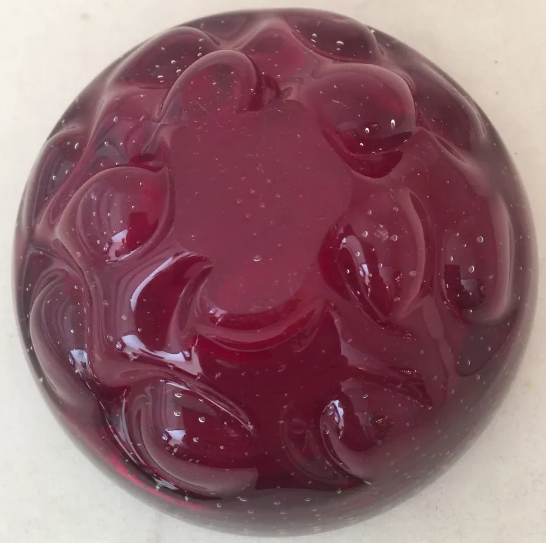 Antico vetro di murano decorativo rosso con design fluido e bolle.