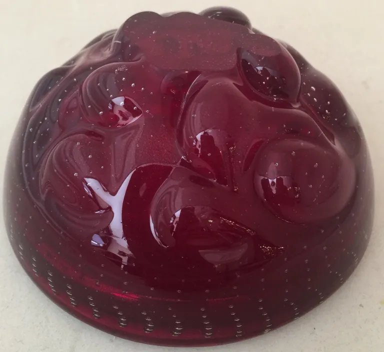 Antikes Murano-Glas in rot mit dekorativen Details