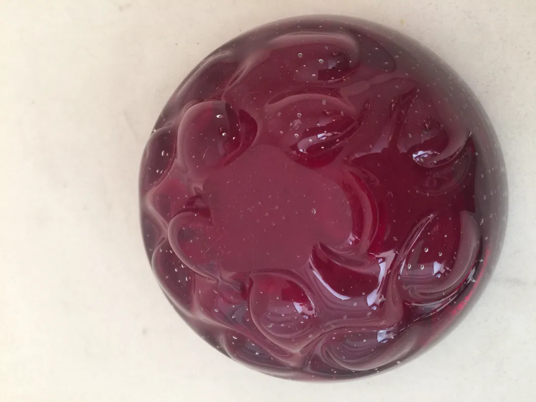 Antikes Murano-Glas in Rot mit Blumenform und Blasen