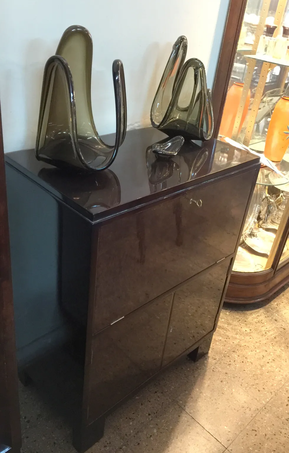 cristallo di murano antico con forme eleganti in un ambiente decorativo