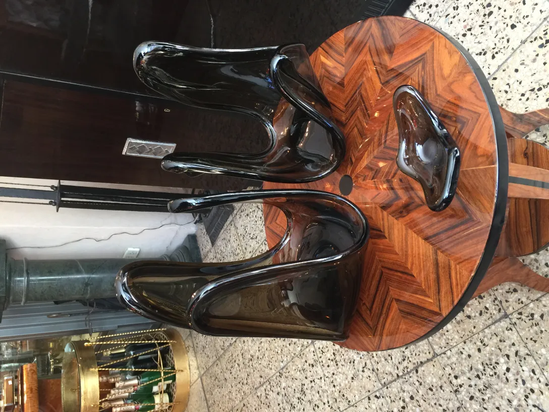 antikes Murano-Glas in Schwarz mit eleganten Formen auf Tisch