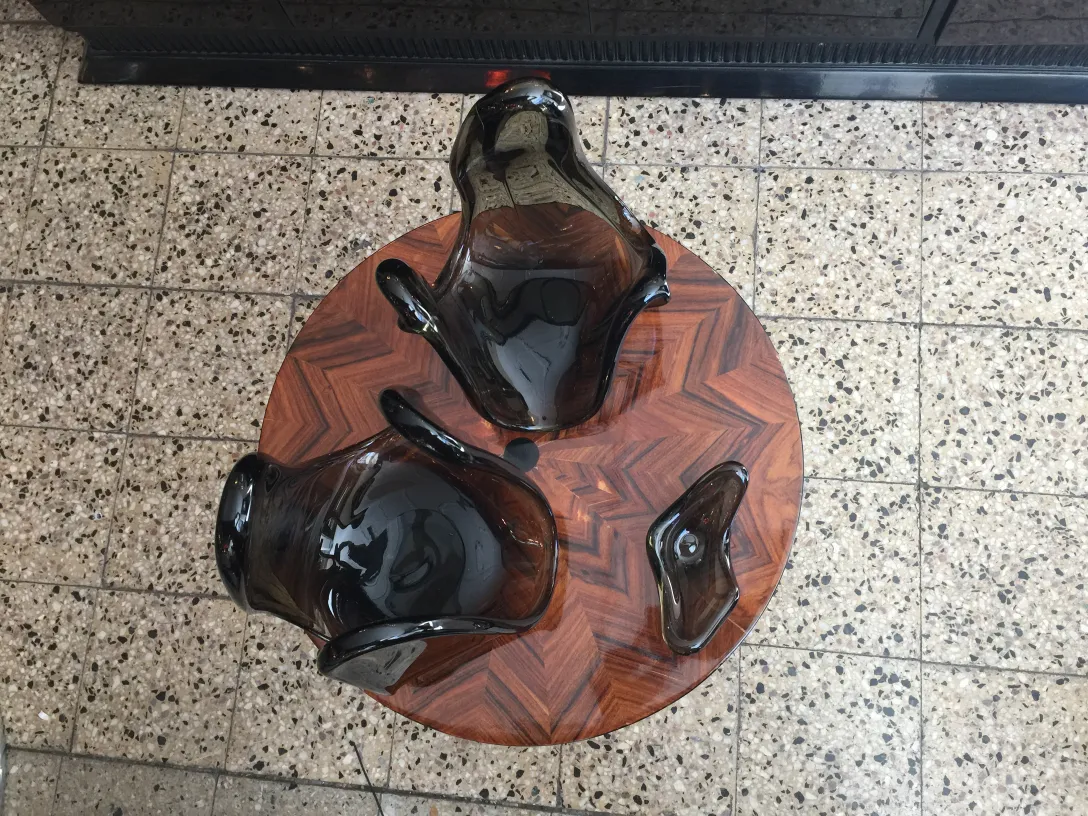 Cristallo di Murano decorativo in tonalità scure su tavolo di legno