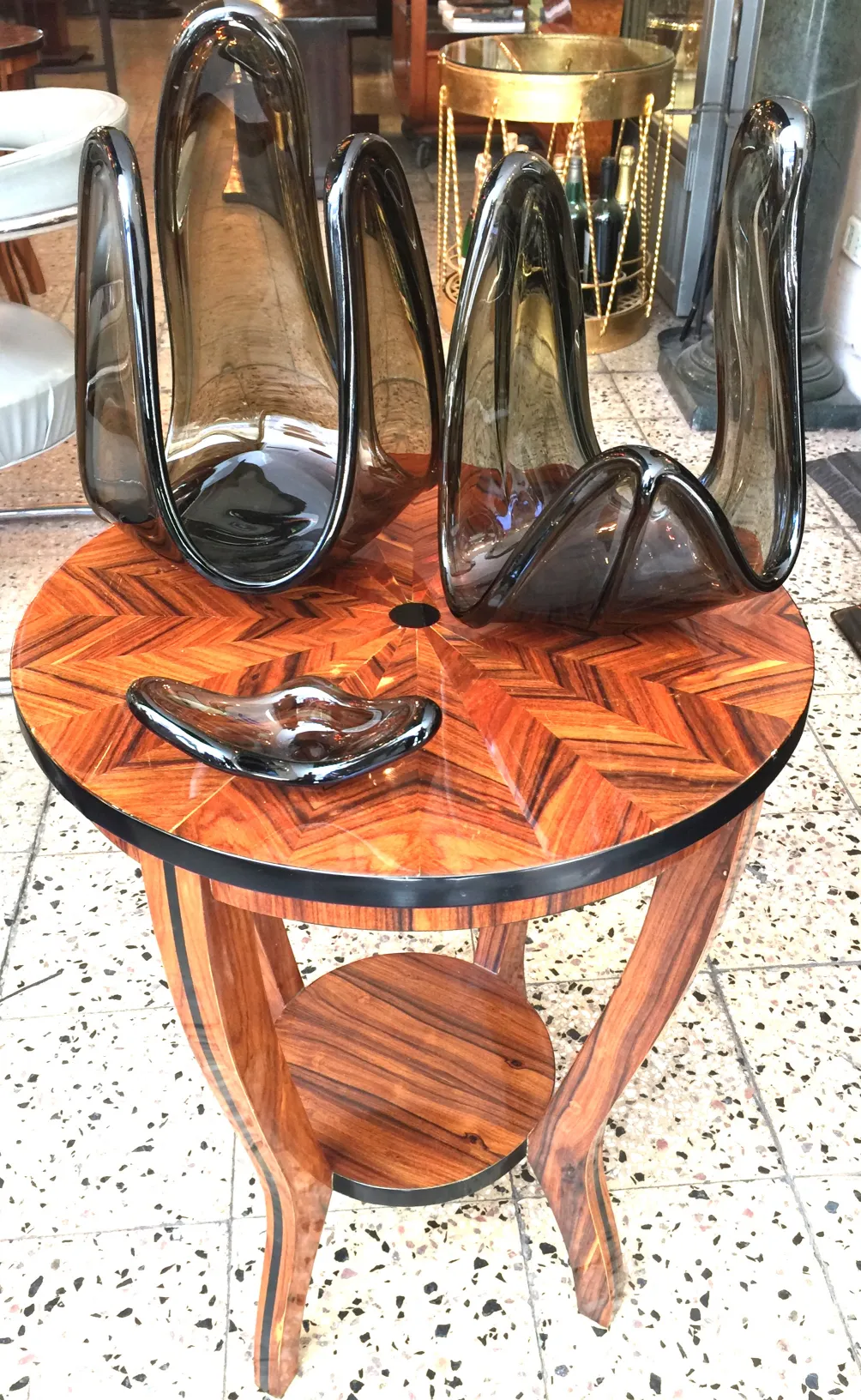 tre figure in vetro di murano su tavolo in legno