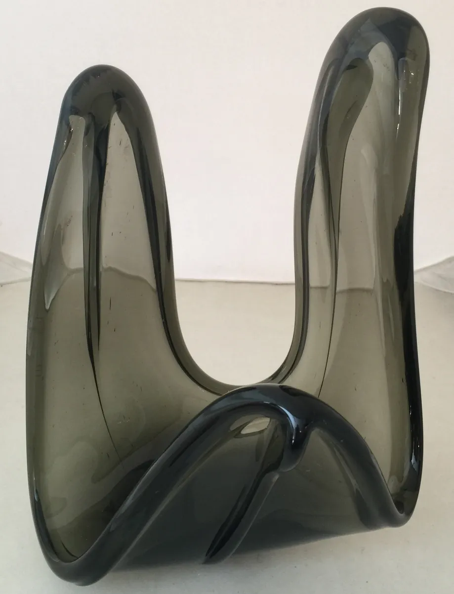 elegante antikes vasen aus dunklem murano-glas