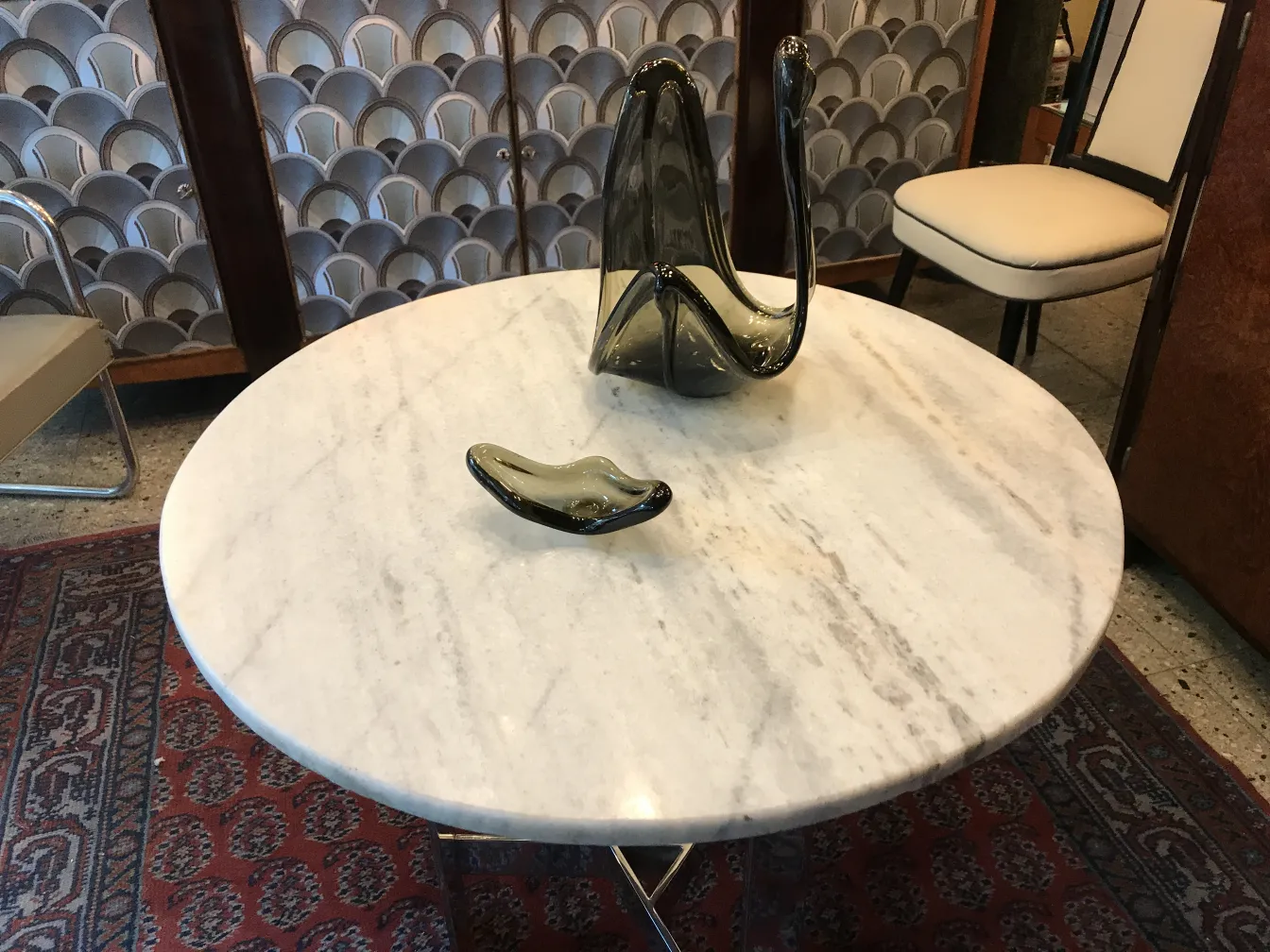 Cristal de Murano décoratif en couleurs sombres sur une table élégante