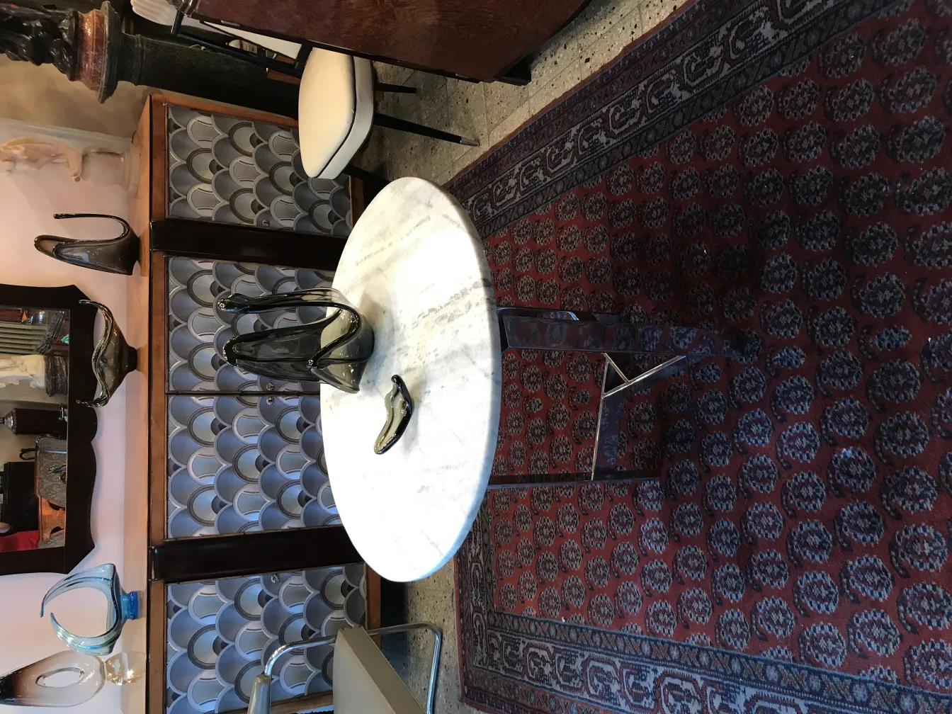 elegante vetro di murano su tavolo bianco