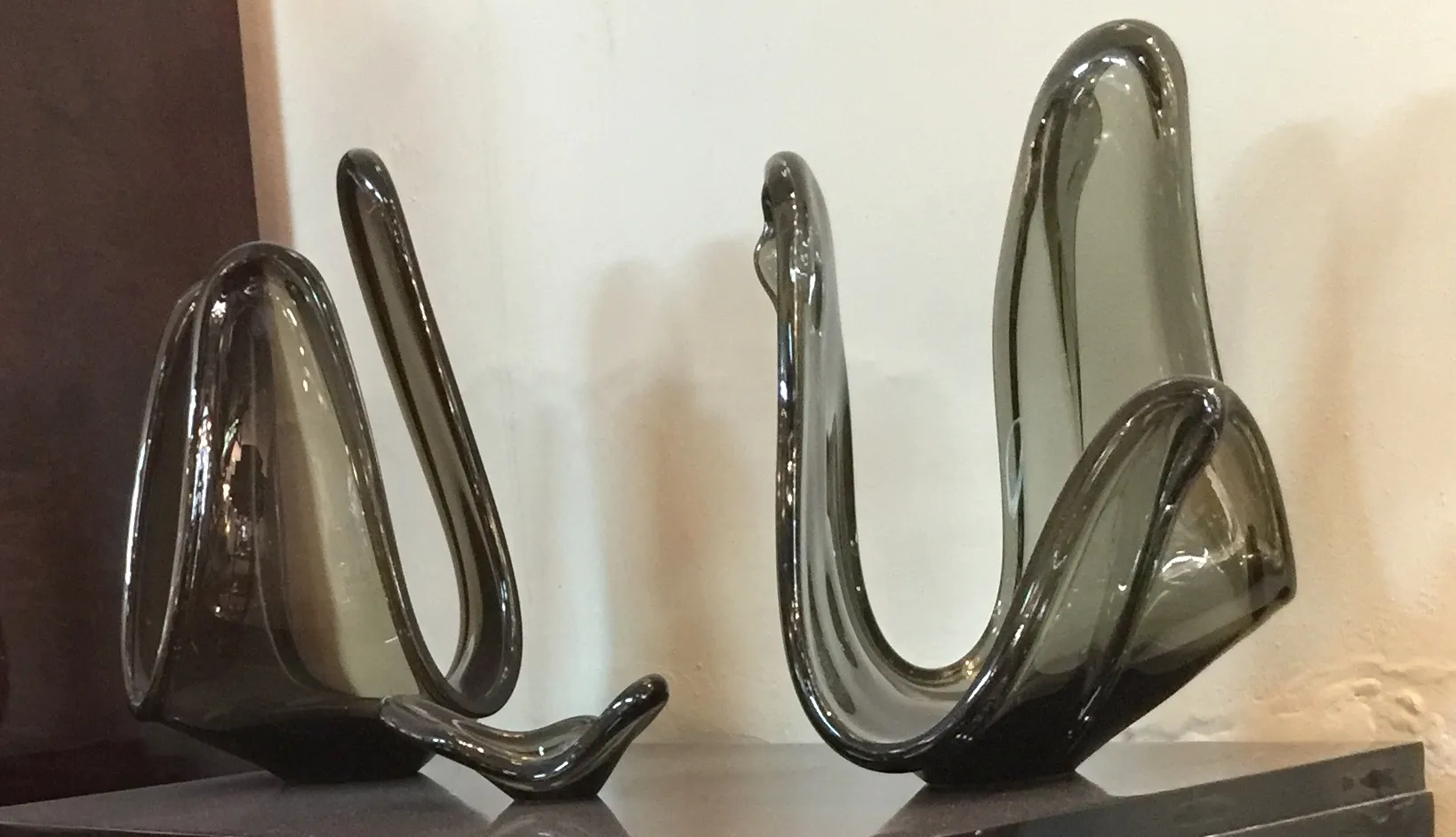 elegante skulptur aus murano-glas mit geschwungenen formen