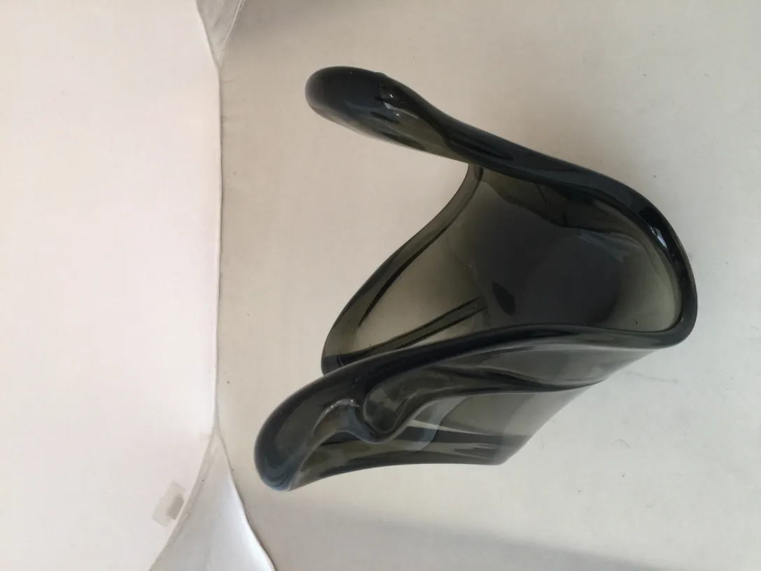 Scultura antica in vetro di Murano con forma unica e colore scuro