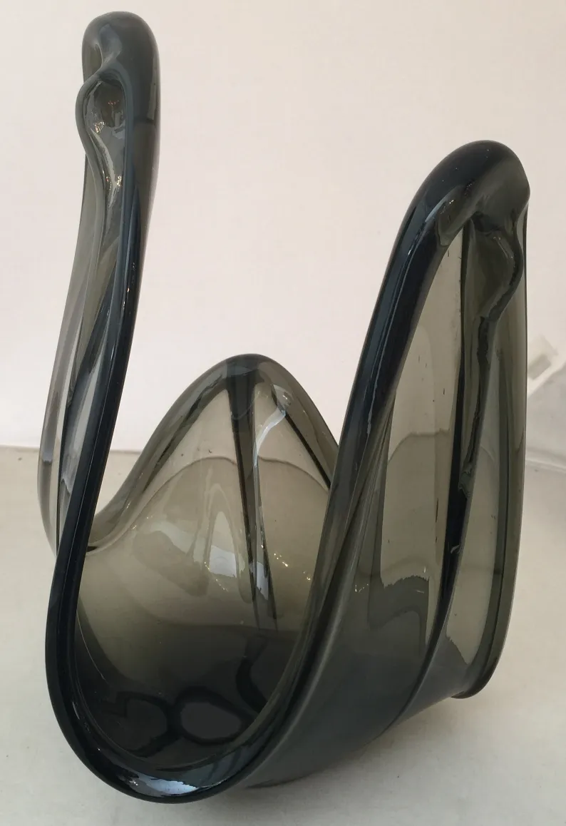 lindo cristal de murano em forma abstrata e cor esfumaçada