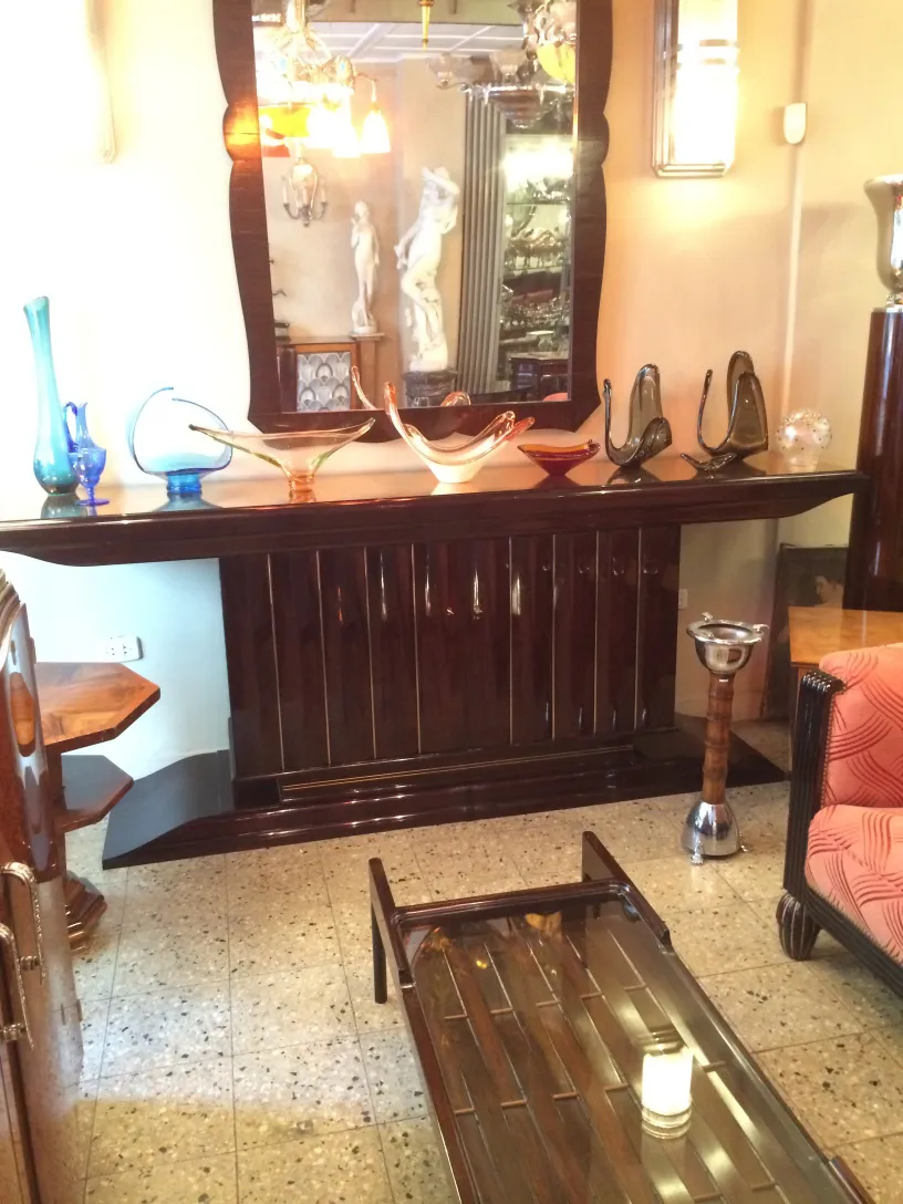 Belle collection de pièces anciennes en cristal de Murano sur un meuble en bois