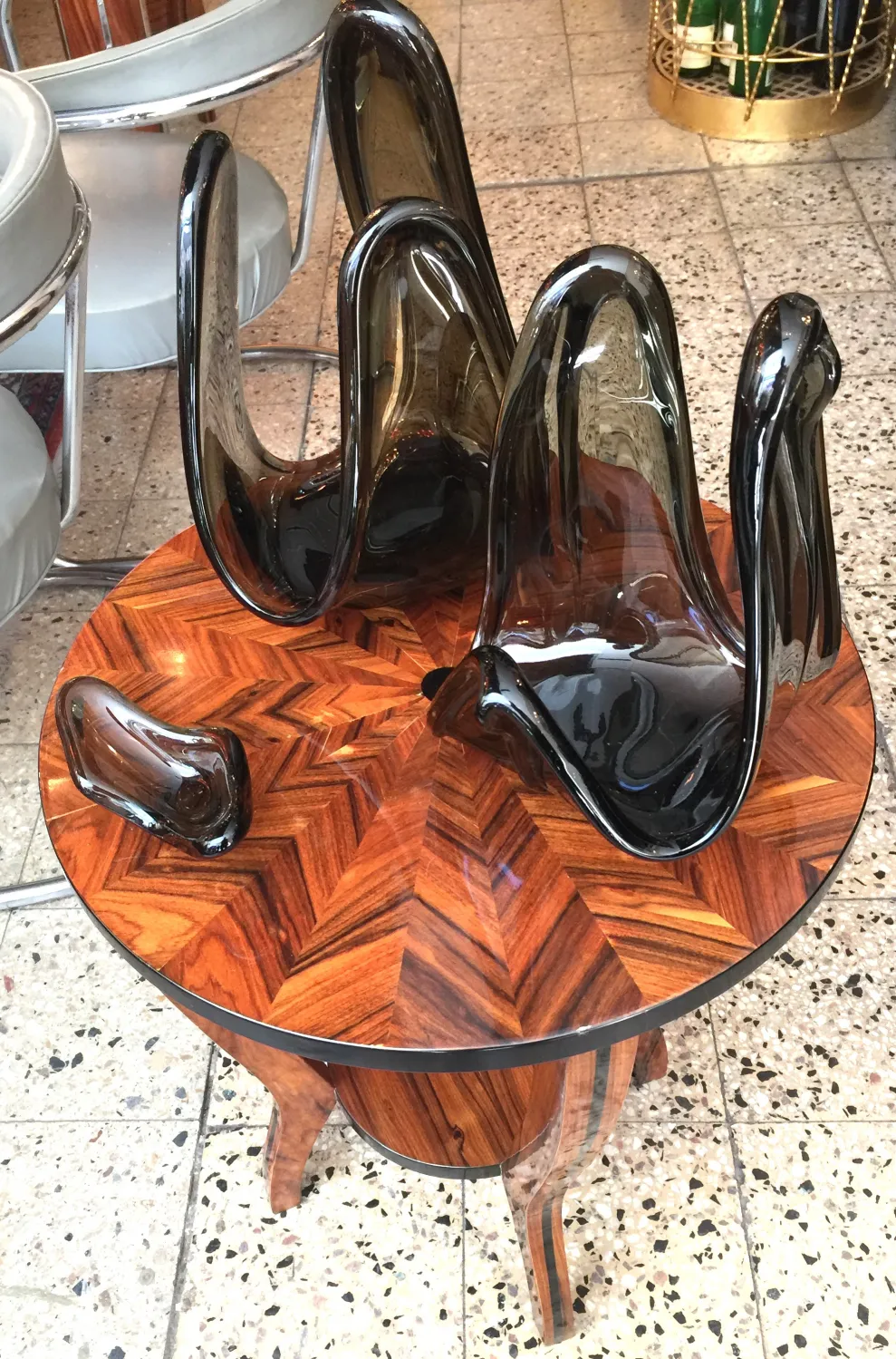 antikes murano-glas dekoratives stück in dunklen farben