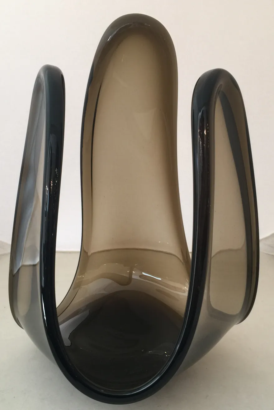 antike murano-glas vase in dunklen tönen mit eleganten formen